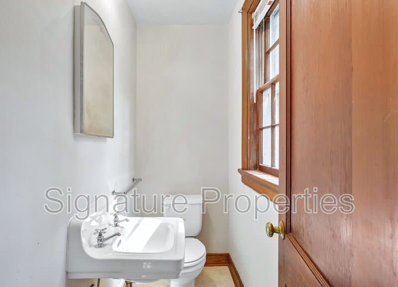 Richmond House: 6731 Forest Hill Ave