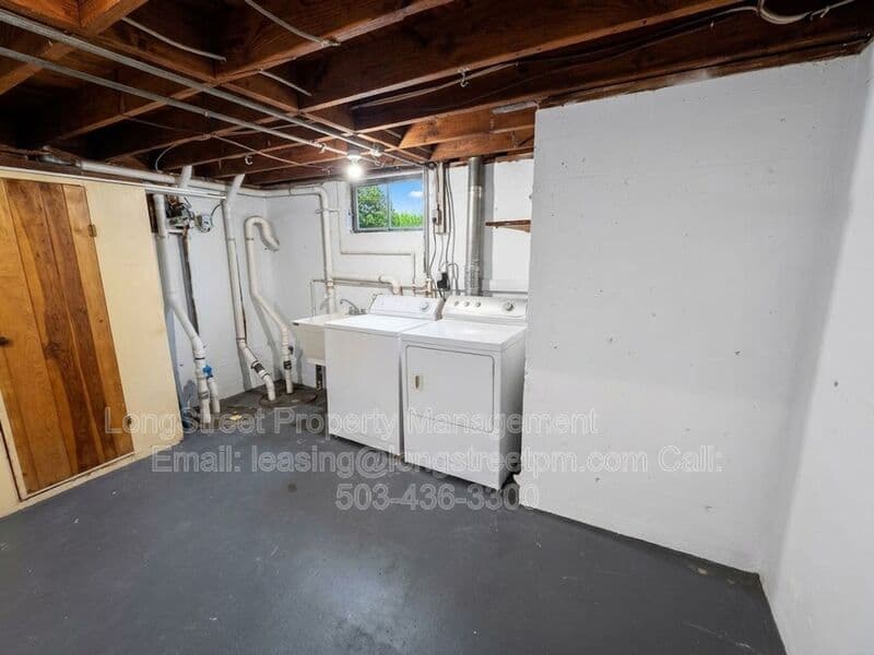 Salem House: 390 23rd St SE