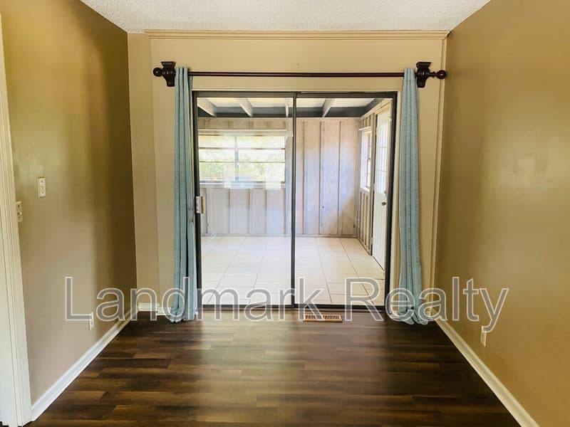 Warner Robins House: 116 Lake Front Drive