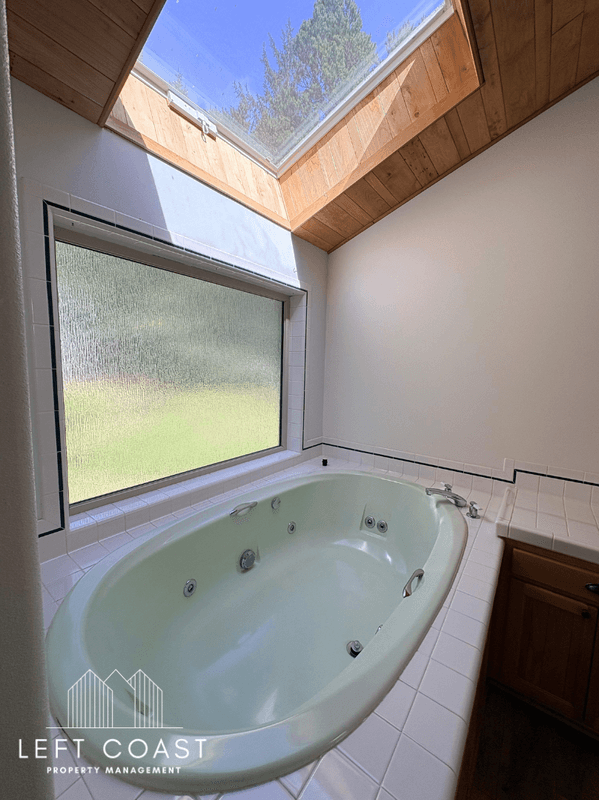 Waldport House: 7205 Southwest Burl Drive