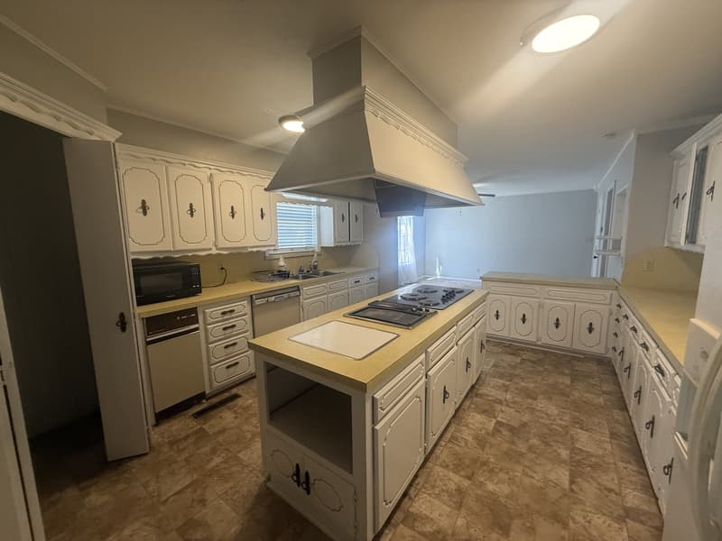 Ada House: 110 South Stonewall Avenue