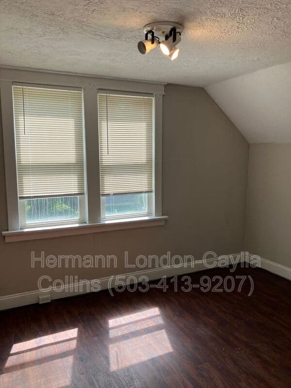 Saint Louis House: 883 Elias Ave