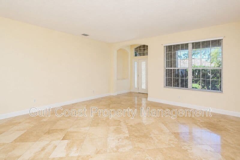 Bradenton House: 6945 74th Street Circle East