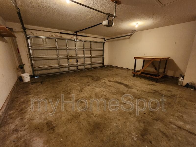 Pensacola House: 2497 Redoubt Ave