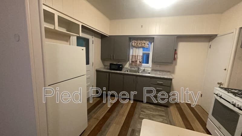 Freeport House: 1015 S Columbia Ave