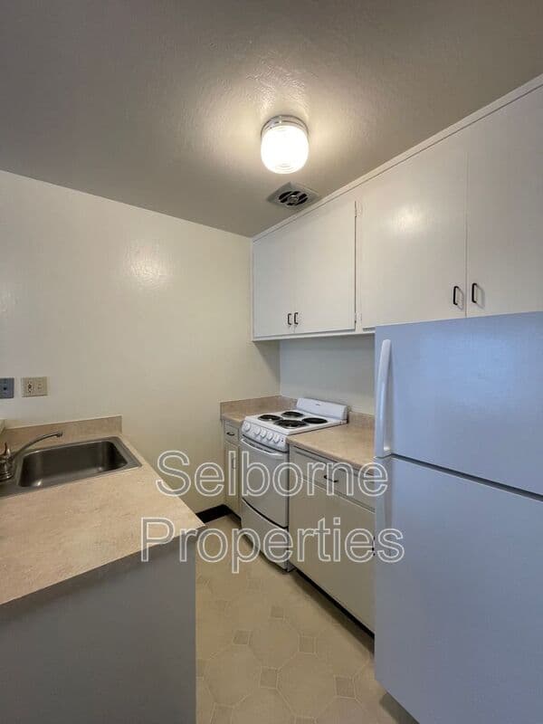 Oakland House: 443 Lee St.