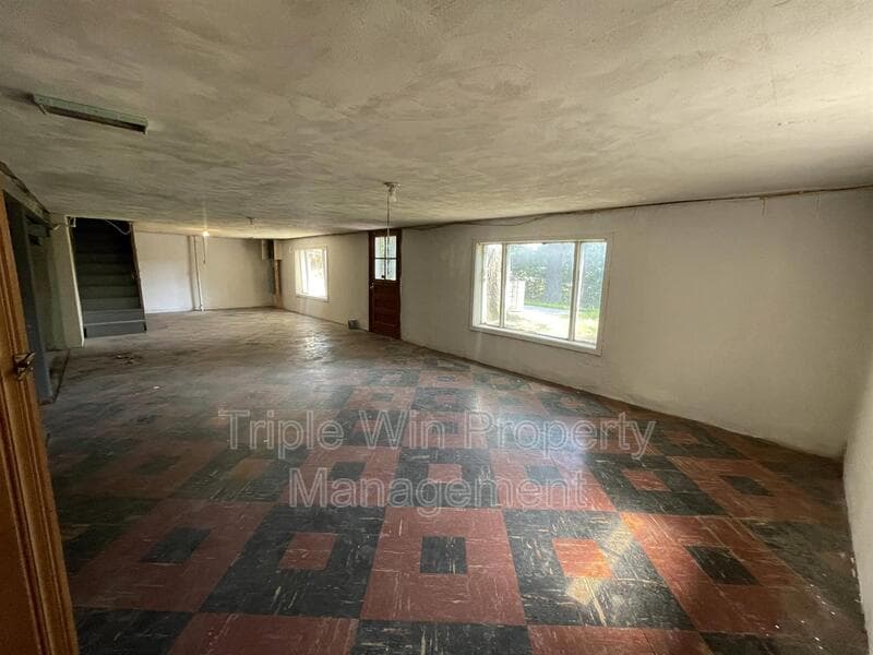 Saint Louis House: 7117 Forest Hill Dr