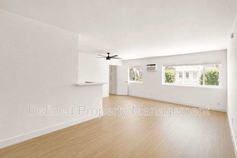 Tarzana House: 5919 Reseda Blvd 48