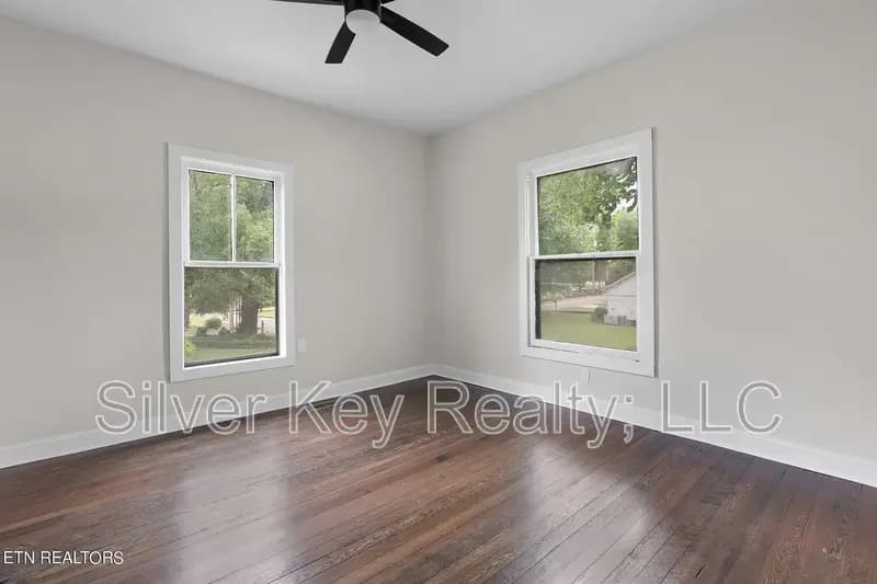 Athens House: 322 Lynn Avenue
