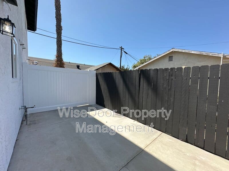 Santa Ana Condo: 810 S Flower St.