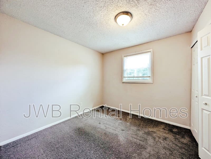 Jacksonville House: 6735 Miss Muffet Ln N
