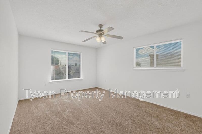 Albuquerque House: 10008 Del Chaparral Ct NE