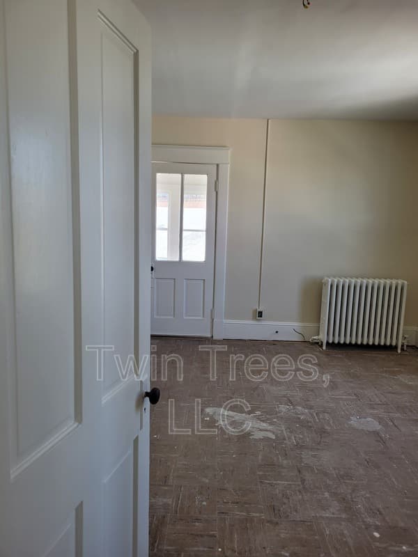 Harrisonburg House: 1073 Chicago Avenue