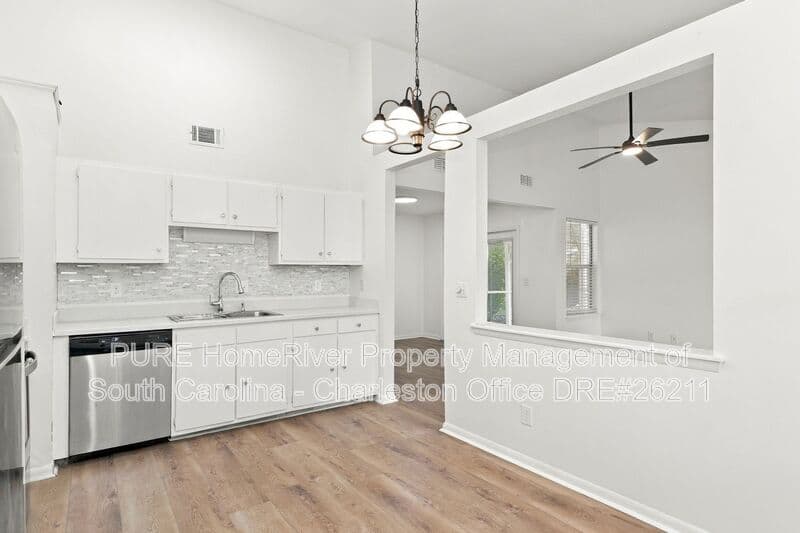 Summerville House: 108 Eaton Way