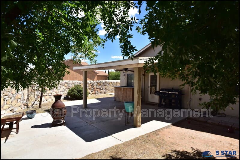 El Paso House: 14325 Island Point Drive