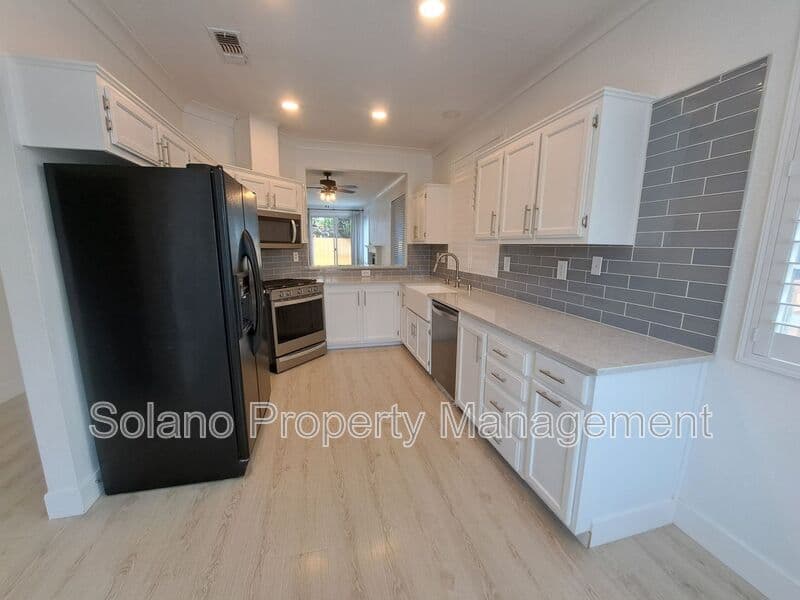 Vacaville House: 472 Somerville Circle