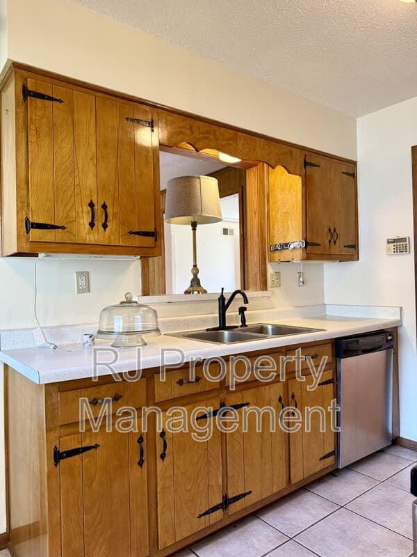 Memphis House: 3558 Greentree Dr