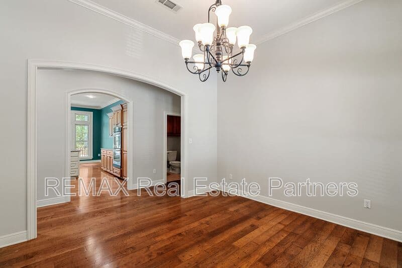 Sumrall House: 107 Raybourn Rd