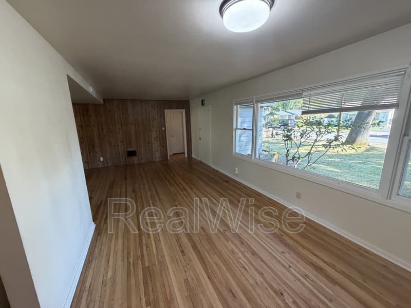 Grants Pass House: 1324 NW Washington Blvd