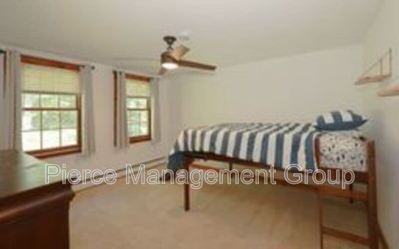 Henniker House: 32 Morse Circle