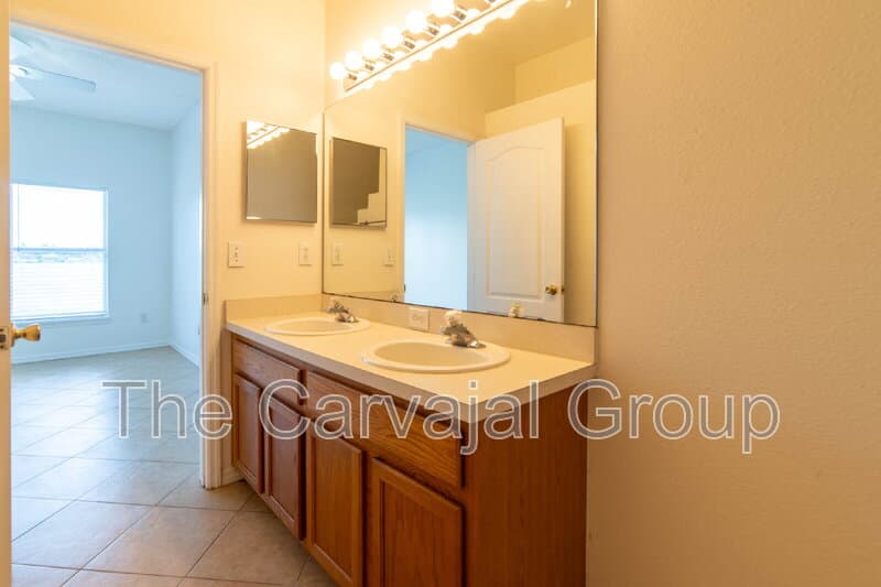 Orlando House: 4434 Waterside Pointe Cir