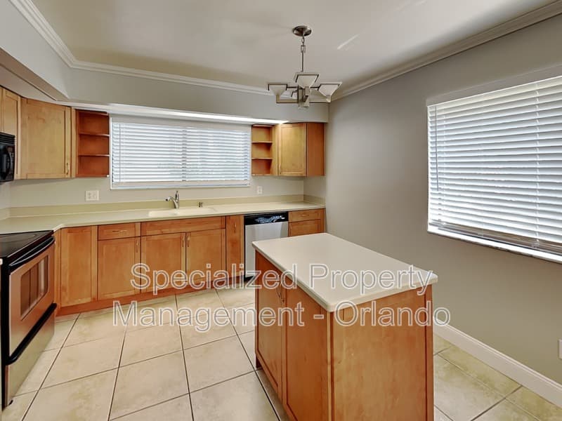 Longwood House: 220 S Fox Chase Pt