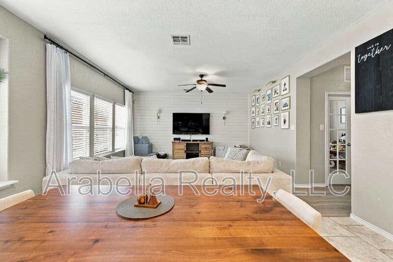 San Antonio House: 9814 Marbach Bend