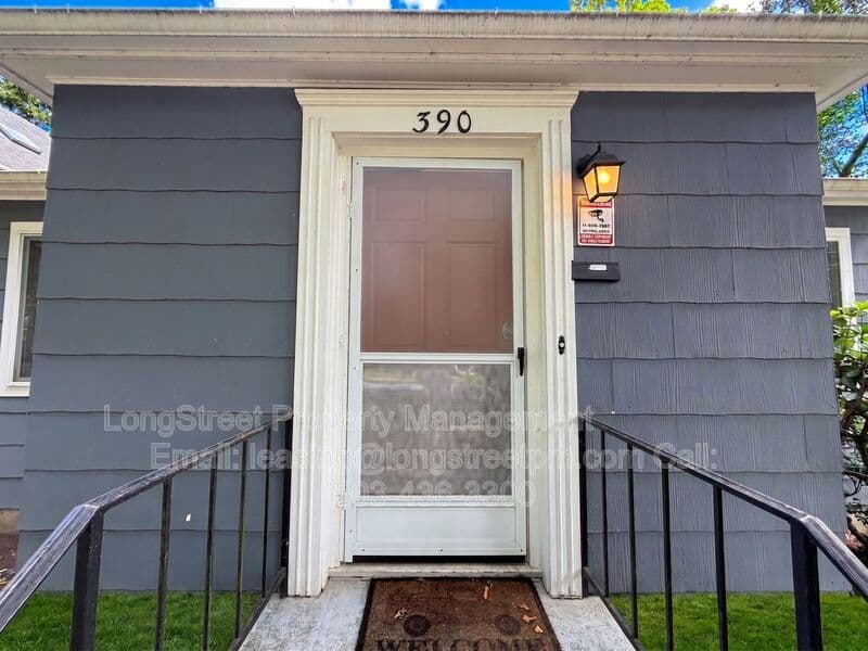 Salem House: 390 23rd St SE