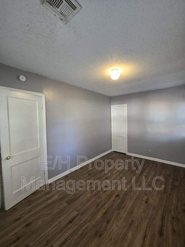 Wichita House: 915 Harding Street