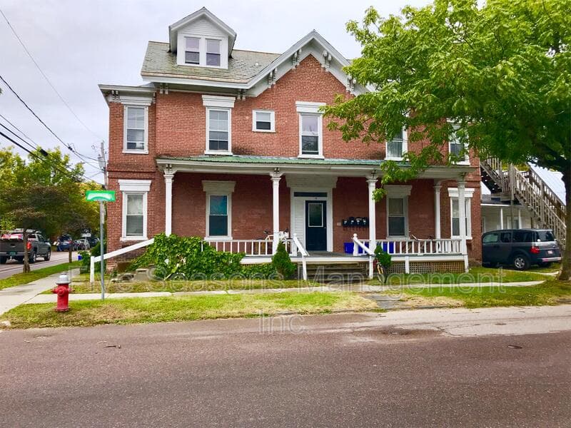 Burlington Condo: 4 Loomis St - 2