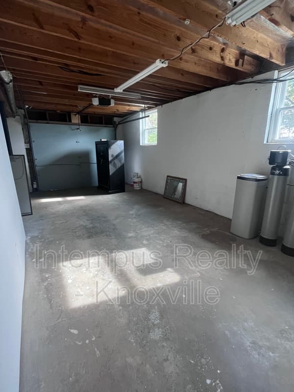 Knoxville House: 10917 Sonja Dr