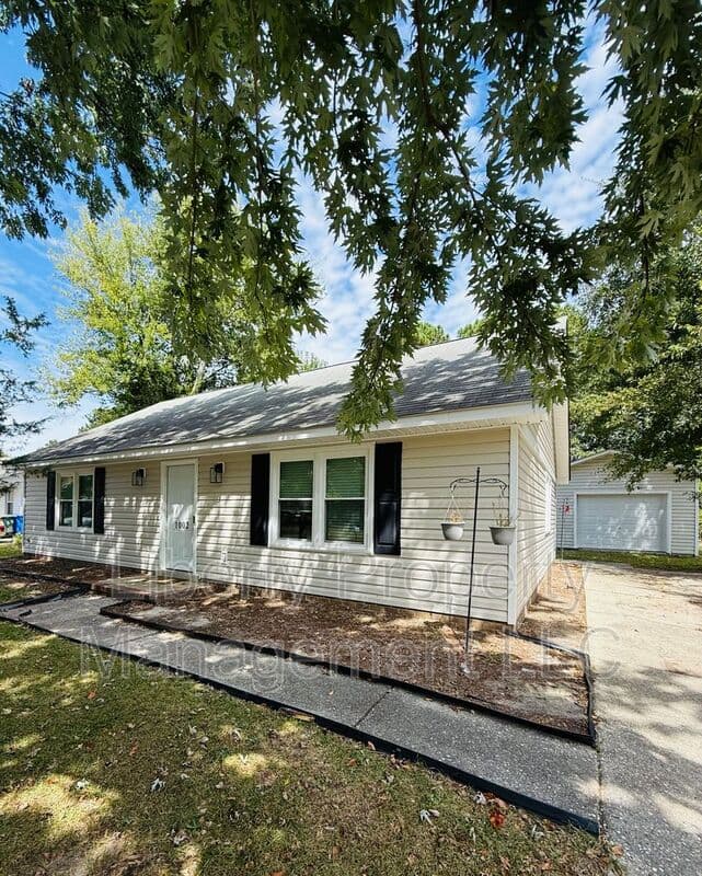 Fayetteville House: 1002 Ryder Court