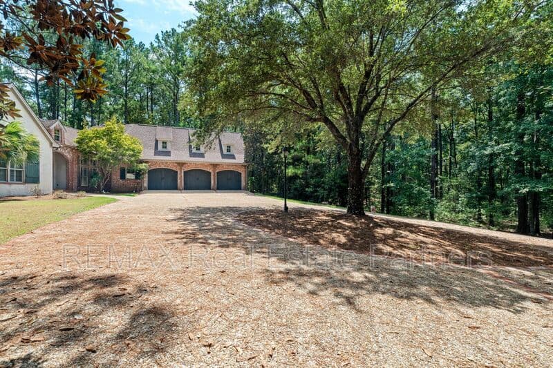 Sumrall House: 107 Raybourn Rd