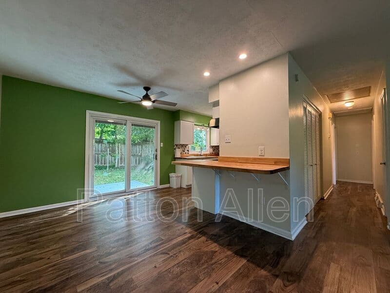 Fairview House: 14 Fox Run Pl