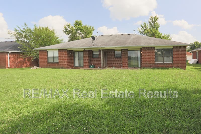 Rogers Condo: 2223 W Roselawn St