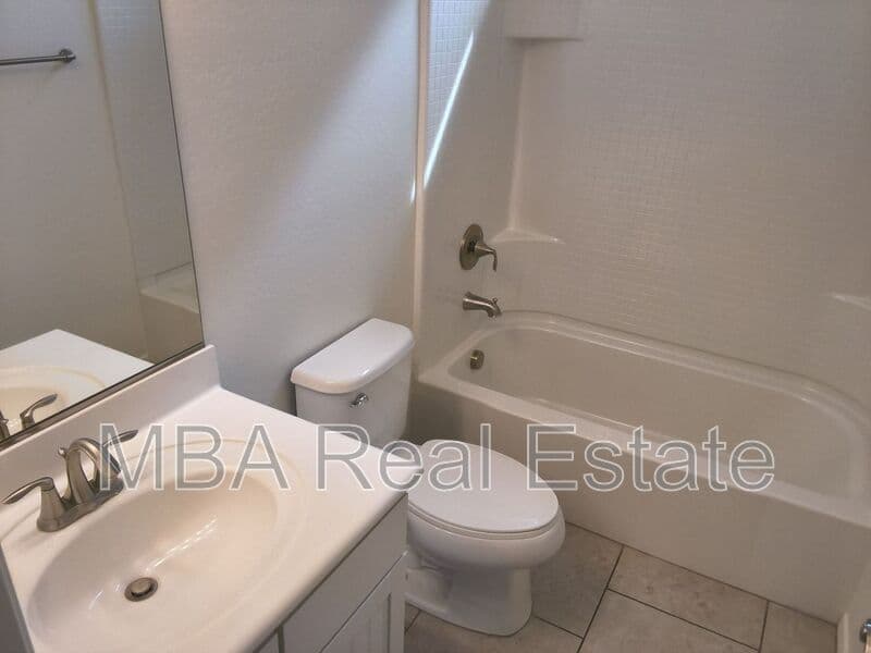 Mesa House: 3031 E Regina St