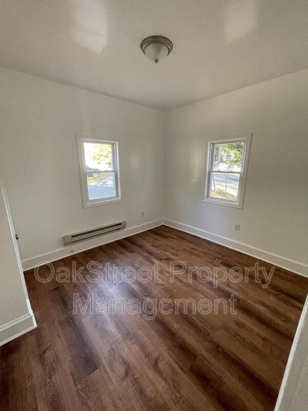 Deepwater House: 595 North Broadway