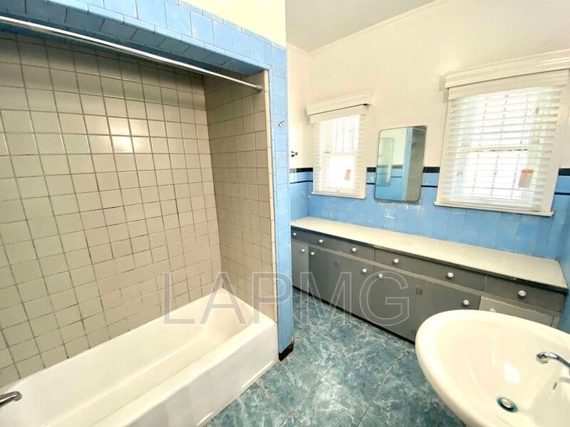 Los Angeles House: 1513 W 45th St