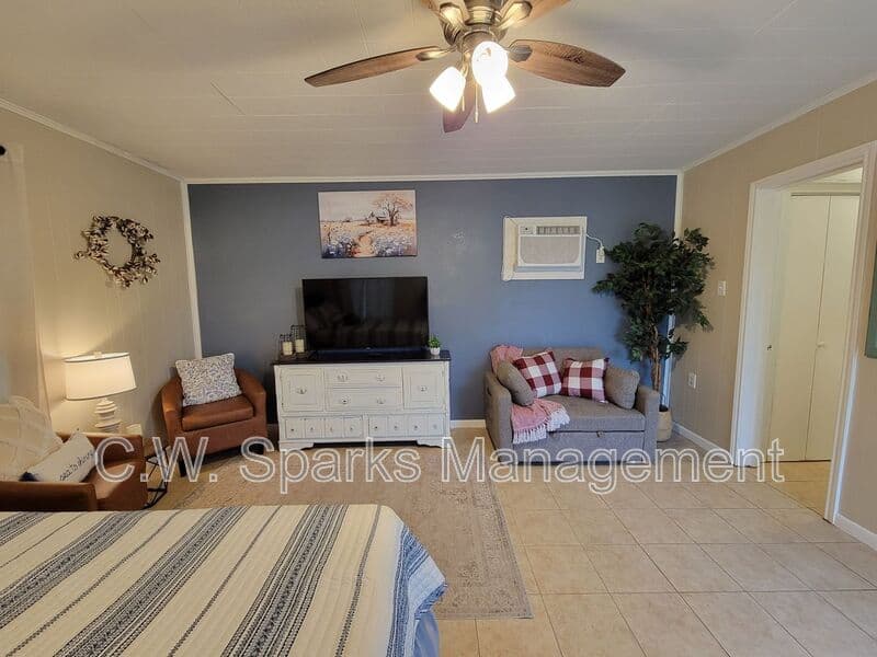 West Tawakoni House: 1901 E Hwy 276