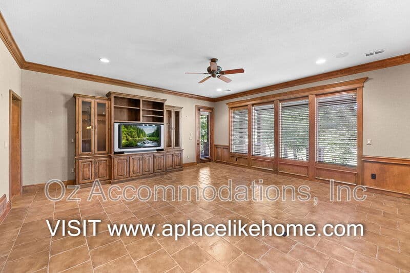 Loch Lloyd House: 16690 Country Club Ct