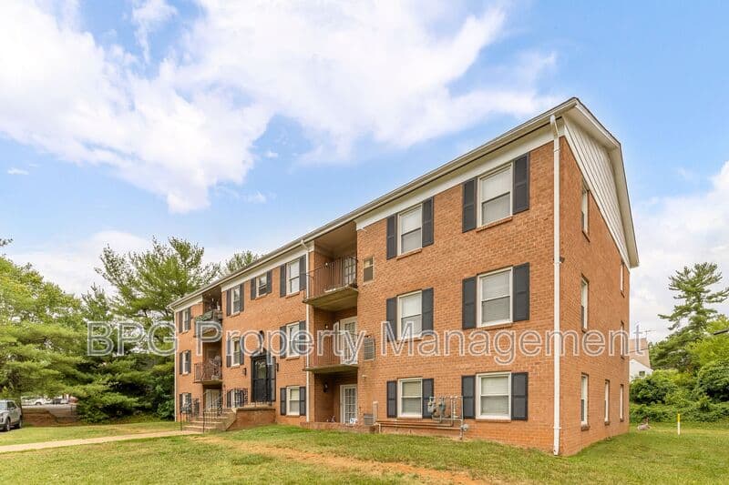 Warrenton Condo: 394 Jackson Street