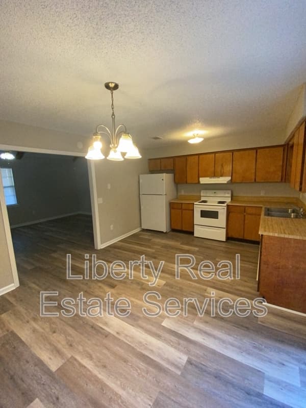 Hinesville House: 129 Deann Dr