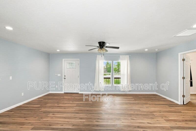 Williston House: 11330 NE 66th Lane