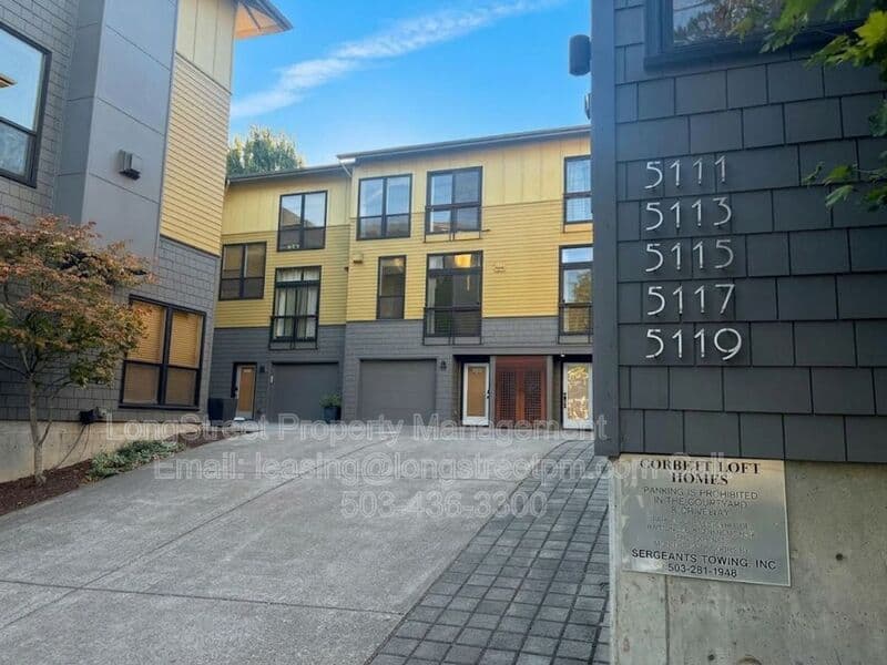 Portland Townhome: 5123 S Corbett Ave