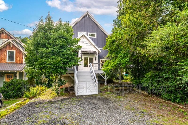 Asheville House: 337 Sand Hill Rd