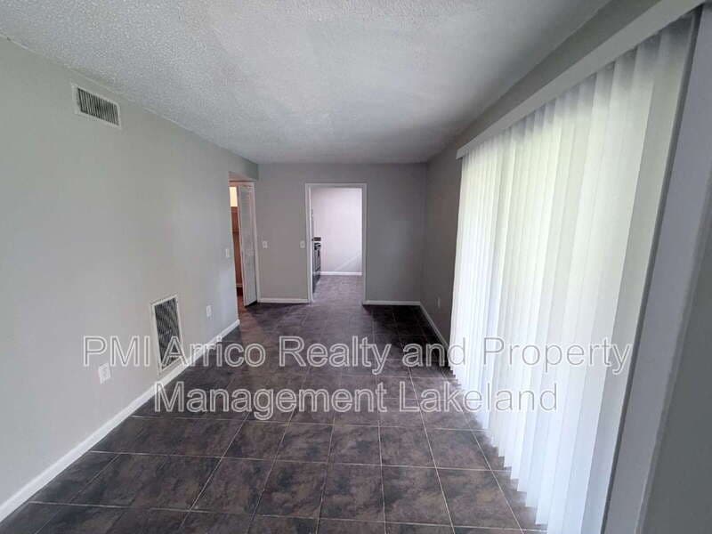 Lakeland House: 3584 Raintree Cir