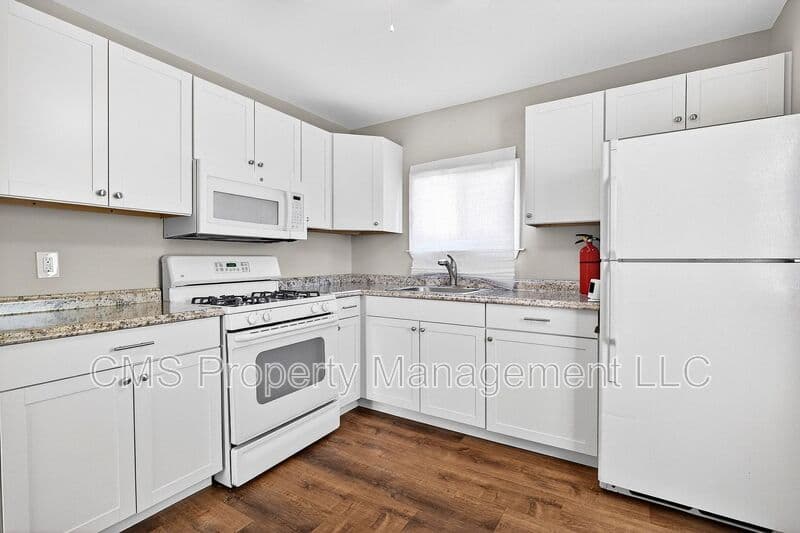 Old Bridge House: 24 Steinhardt Ave
