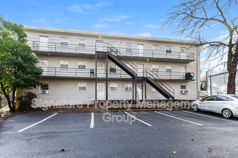 Atlanta House: 1990-3 Rockledge Road Northeast