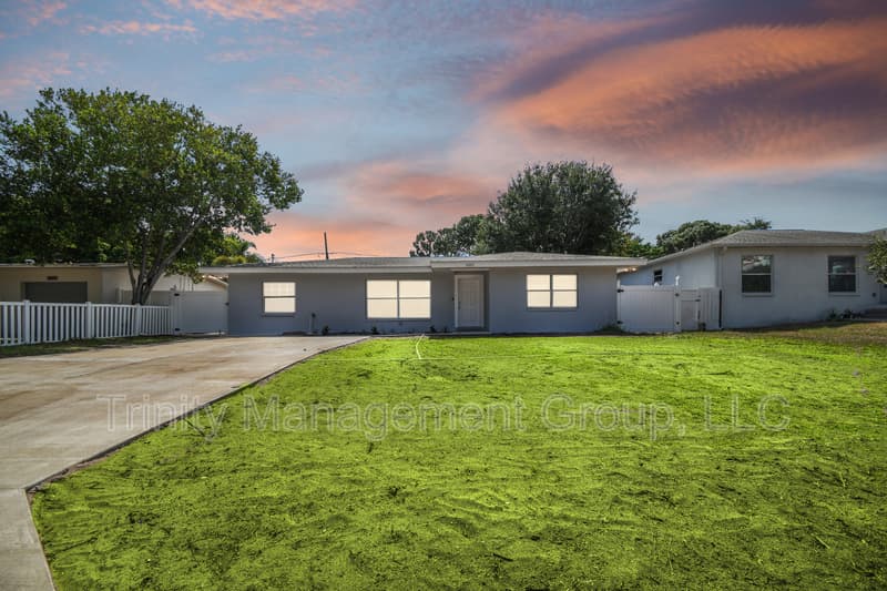 Dunedin House: 1051 Dogwood Drive - Room 1