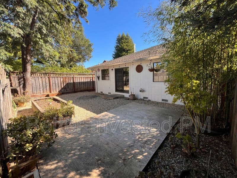 Healdsburg Condo: 427 North St